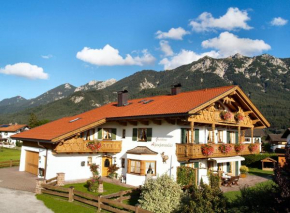 Отель Gästehaus Alpenparadies  Крюн